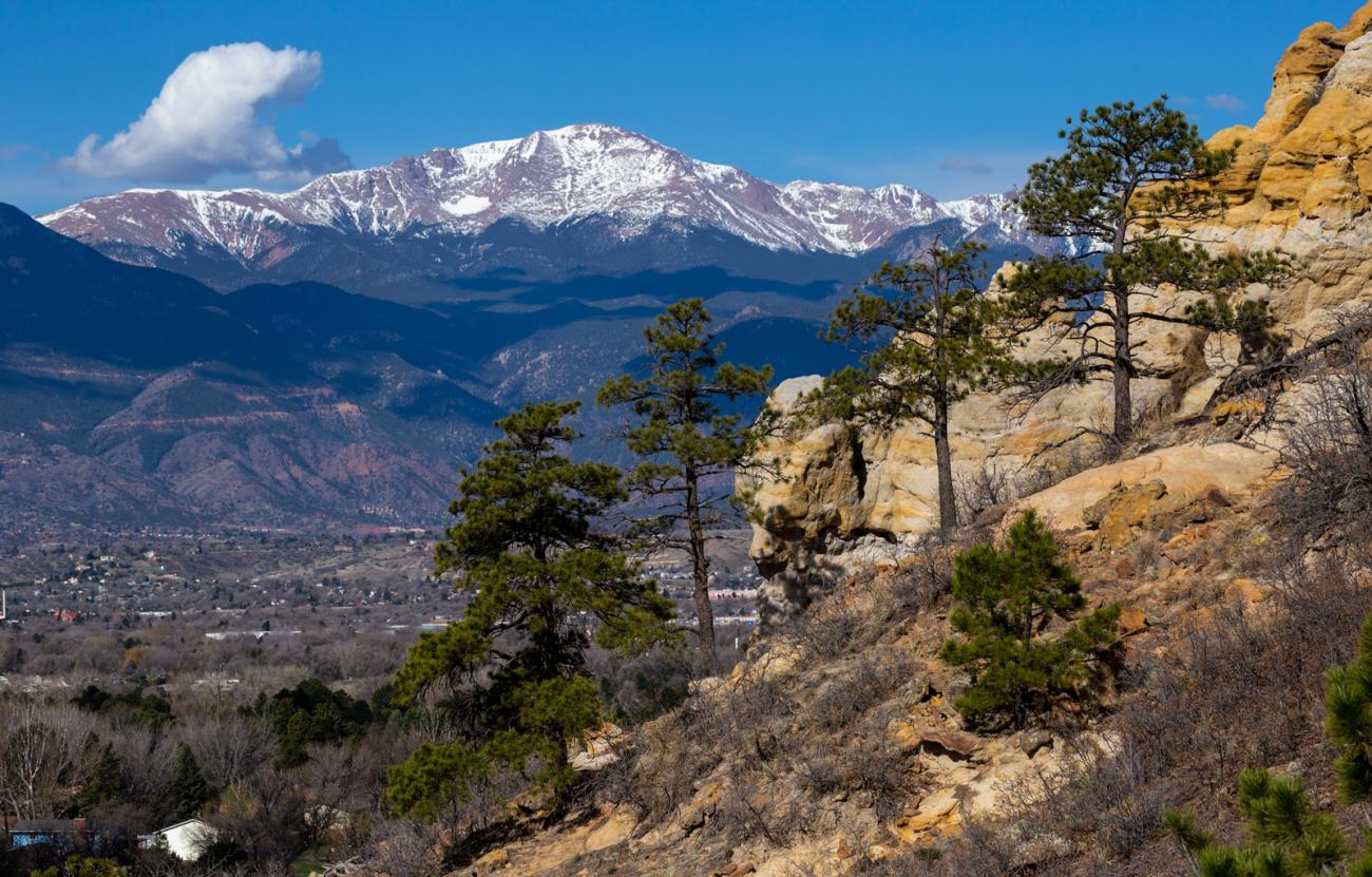 photo of the mountain pikes peak and some rocky bluffs